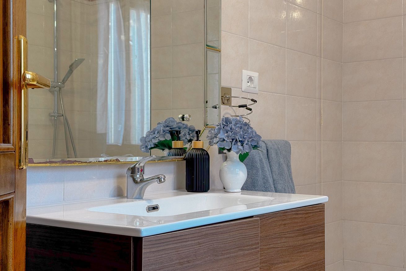 Sèche-cheveux, bidet, serviettes fournies, savon