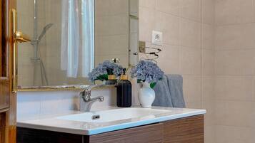 SĂšche-cheveux, bidet, serviettes fournies, savon