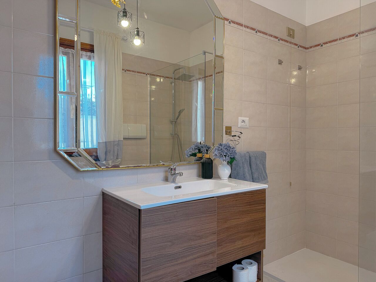 Asciugacapelli, bidet, asciugamani, sapone