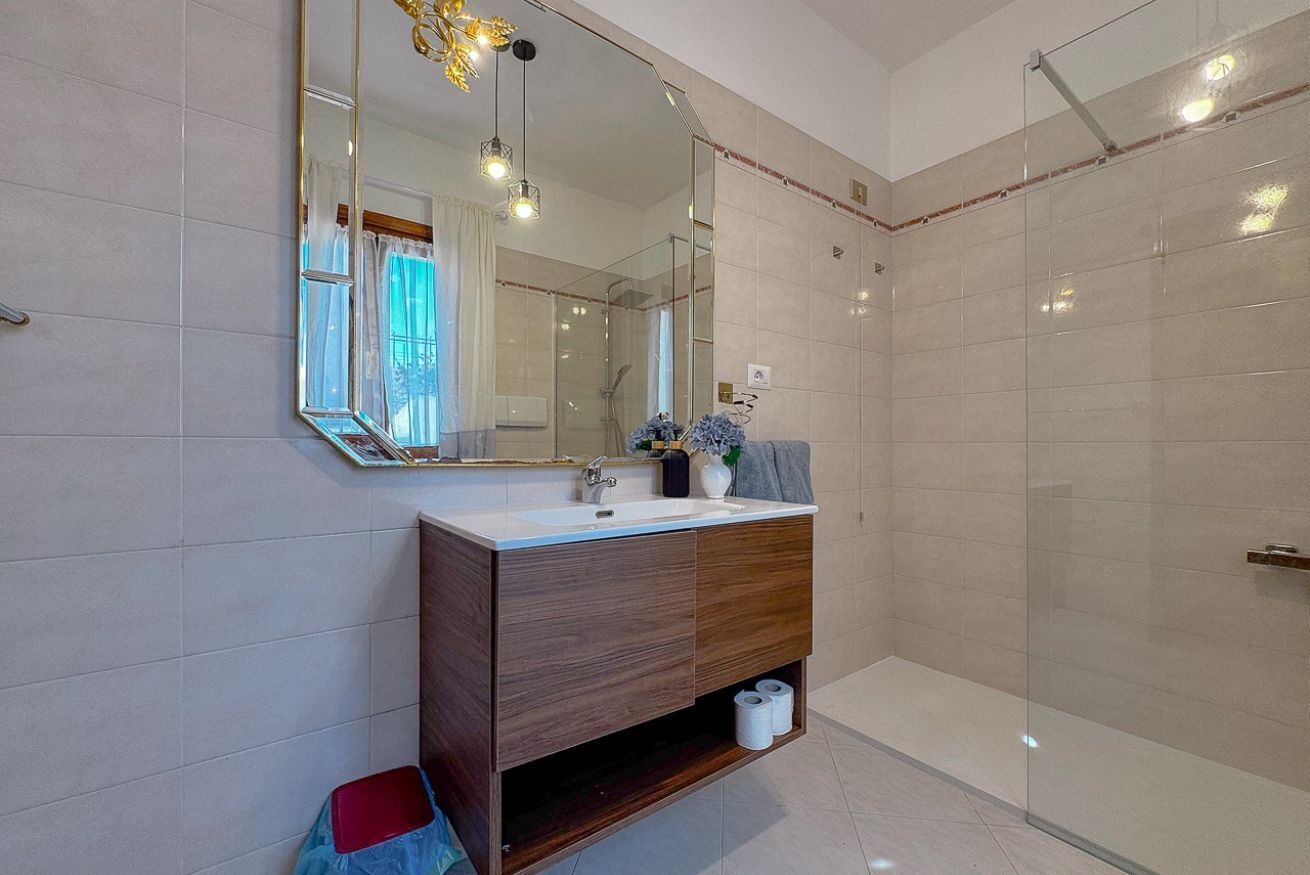 Een haardroger, een bidet, handdoeken, zeep