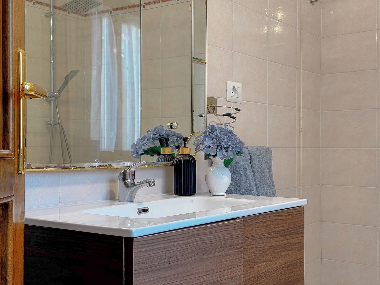 Sèche-cheveux, bidet, serviettes fournies, savon