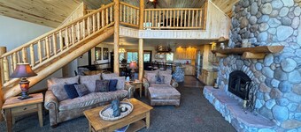 PICKLEBALL Paradise! HotTub/Huge GameRoom/Mtn views/Fido Friendly/best location!