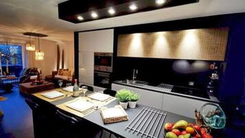 Een koelkast, een microgolfoven, een kookplaat, een vaatwasser