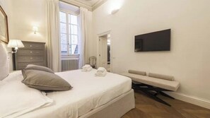 3 chambres, bureau, fer et planche à repasser, lit parapluie