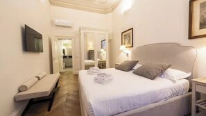 3 sovrum, skrivbord, strykjärn/strykbräda och resesäng