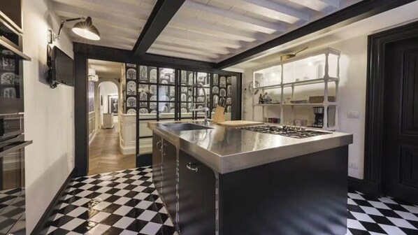 Kylskåp, mikrovågsugn, ugn och spishäll