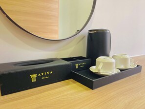 Een bureau, een laptopwerkplek, verduisterende gordijnen