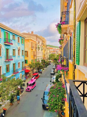 Eenvoudige tweepersoonskamer, voor 1 persoon, uitzicht op de stad | Een bureau, een laptopwerkplek, verduisterende gordijnen