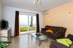Apartment | Living room - Guest House Fontana - Two Bedroom Apartment With Balcony and Sea View (Zupa dubrovacka)