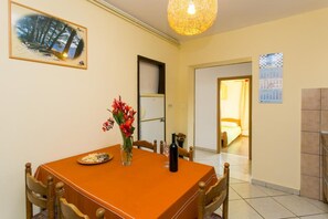 Apartment | Dining - Guest House Fontana - Two Bedroom Apartment With Balcony and Sea View (Zupa dubrovacka)