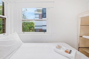 3 室のベッドルーム、アイロン / アイロン台、WiFi (無料)、ベッドシーツ