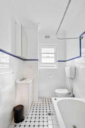 Douche, serviettes fournies, shampoing