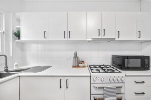 Kjøleskap, mikrobølgeovn, ovn og kokeplater