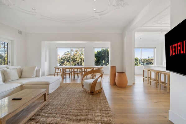 Smart TV - Luxe 3BR Full-Floor Suite w/ Views | Darling Point (Darling Point)