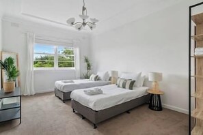 2 bedrooms, iron/ironing board, free WiFi, bed sheets - Coastal Bliss 2BR Apt in Bondi with Parking (Bondi)