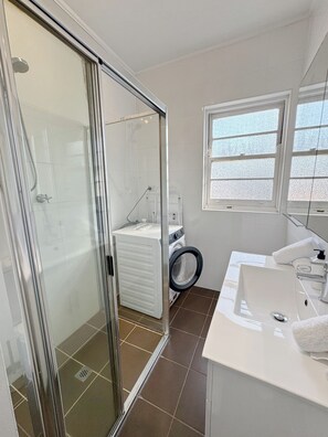 Shower, hair dryer, towels, soap - Coastal Bliss 2BR Apt in Bondi with Parking (Bondi)
