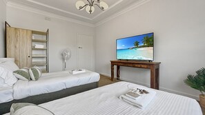 2 bedrooms, desk, iron/ironing board, travel cot - Warm Spacious Bondi Stay with Parking (Bondi)
