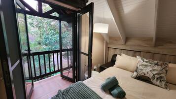 4 bedrooms, desk, iron/ironing board, WiFi