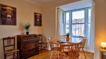 Apartment | Dining