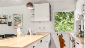 Kjøleskap, mikrobølgeovn, oppvaskmaskin og kjøkkenutstyr