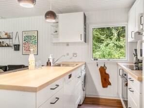 Refrigerador, microondas, lavavajillas y utensilios de cocina 