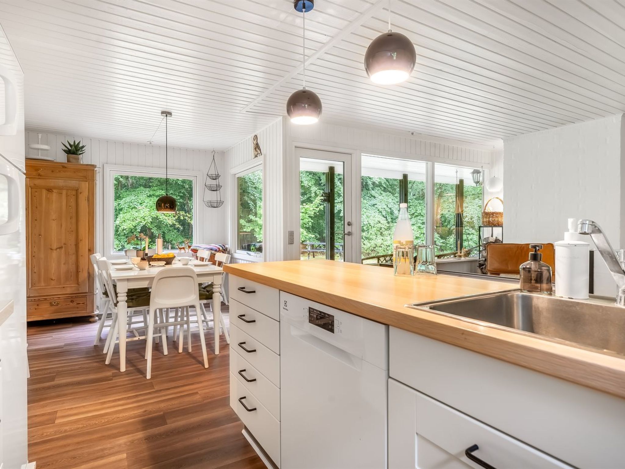 Kjøleskap, mikrobølgeovn, oppvaskmaskin og kjøkkenutstyr