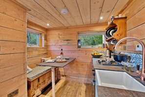 Fridge, oven, stovetop, electric kettle - Chalet in Highlands near Loch Ness (Kiltarlity)