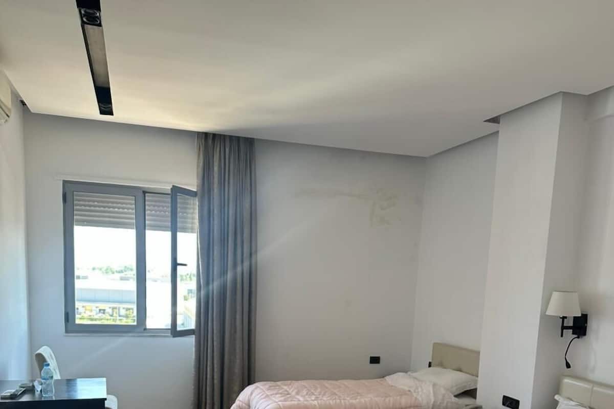 Tripla Comfort, vista città | Con stile personalizzato, postazione laptop, Wi-Fi gratuito, lenzuola