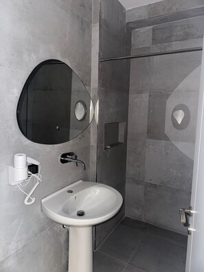 Comfort Triple Room, City View | Bathroom | Towels, soap, shampoo, toilet paper - Hotel Aurelis (Kashar)