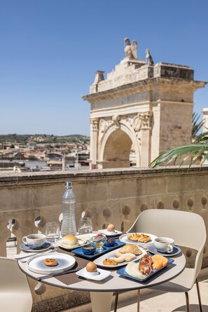Junior-Suite, Stadtblick | Terrasse/Patio