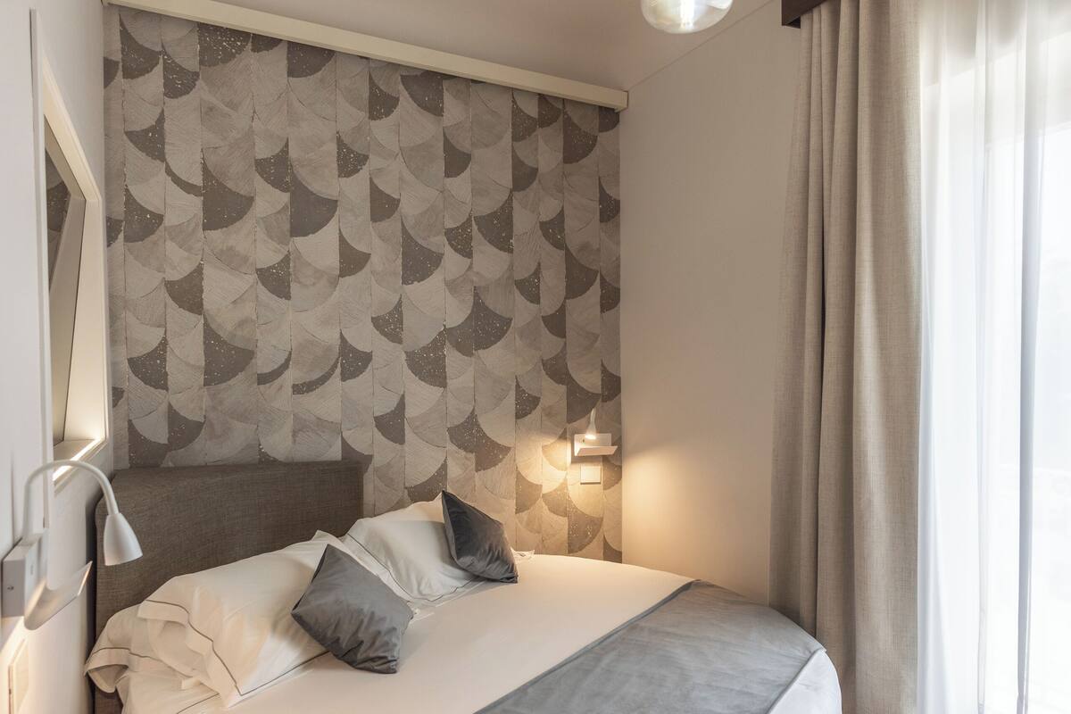 Habitación romántica, balcón, vistas a la ciudad | Caja fuerte, cortinas opacas, sistema de insonorización y wifi gratis