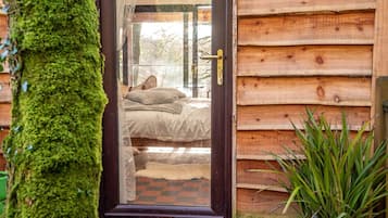 1 bedroom, bed sheets