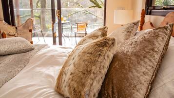 1 bedroom, bed sheets