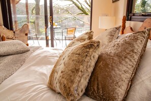 1 bedroom, bed sheets