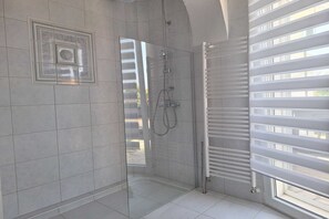 シャワー、ヘアドライヤー、タオル