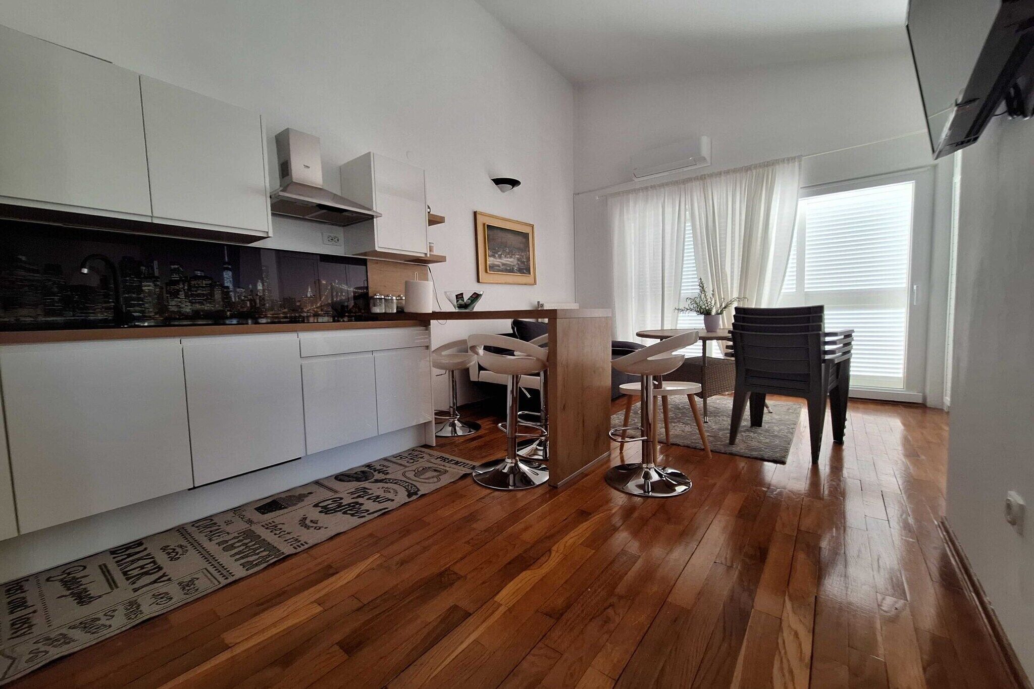 Een koelkast, een oven, een kookplaat, een vaatwasser