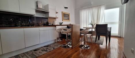 Kjøleskap, ovn, kokeplater og oppvaskmaskin