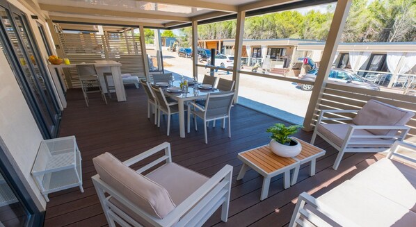 Outdoor dining - Charming Two-bedroom Mobile Homes Drage - Mobile Home with Sea View and Terrace (Drage)