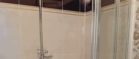 Secadora de cabello, toallas, jabón, shampoo