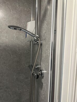 Douche, serviettes fournies, savon, shampoing