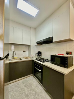 Kühlschrank, Mikrowelle, Ofen, Kochgeschirr/Geschirr/Besteck