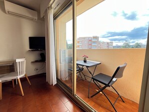 Dining - Comfortable studio 2 steps from the beach & center - Private parking & Fiber (Sainte-Maxime)