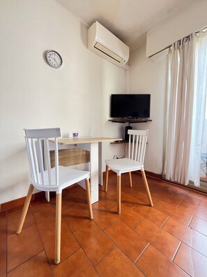 Dining - Comfortable studio 2 steps from the beach & center - Private parking & Fiber (Sainte-Maxime)