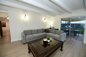 Living area - Effortless SD Getaway - Spacious Yard + Prime Location (San Diego)