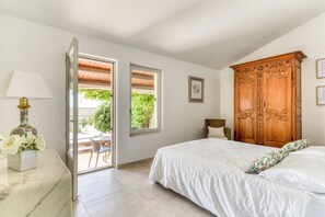 3 quartos, escrivaninha, ferros/tábuas de passar roupa, berço de viagem