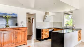 Een koelkast, een microgolfoven, een oven, een kookplaat