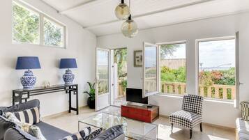 Smart TV, mesa de ping pong, libros, impresora