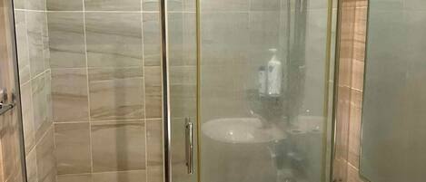 Douche, sèche-cheveux, bidet, serviettes fournies