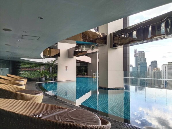 Pool - Modern Studio with Netflix in Enchanting Gramercy Makati (Makati)
