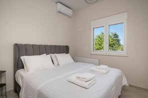 4 bedrooms, desk, iron/ironing board, travel cot